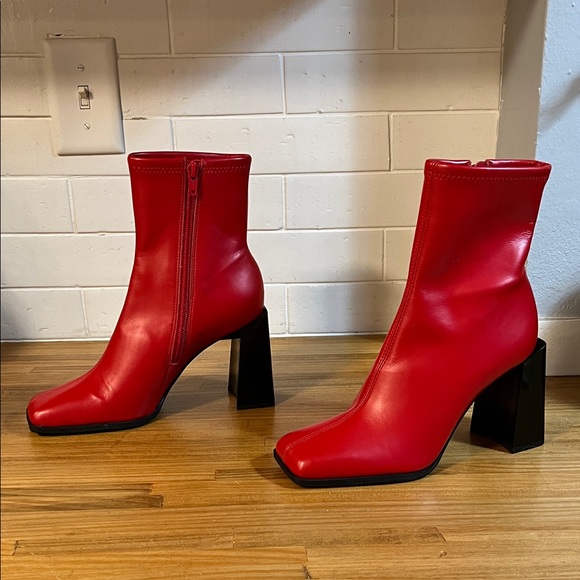 Gianni Bini Border-Line Red Ankle Boots with Black Heel Square Toe Size 6.5 NWOB - Picture 2 of 7